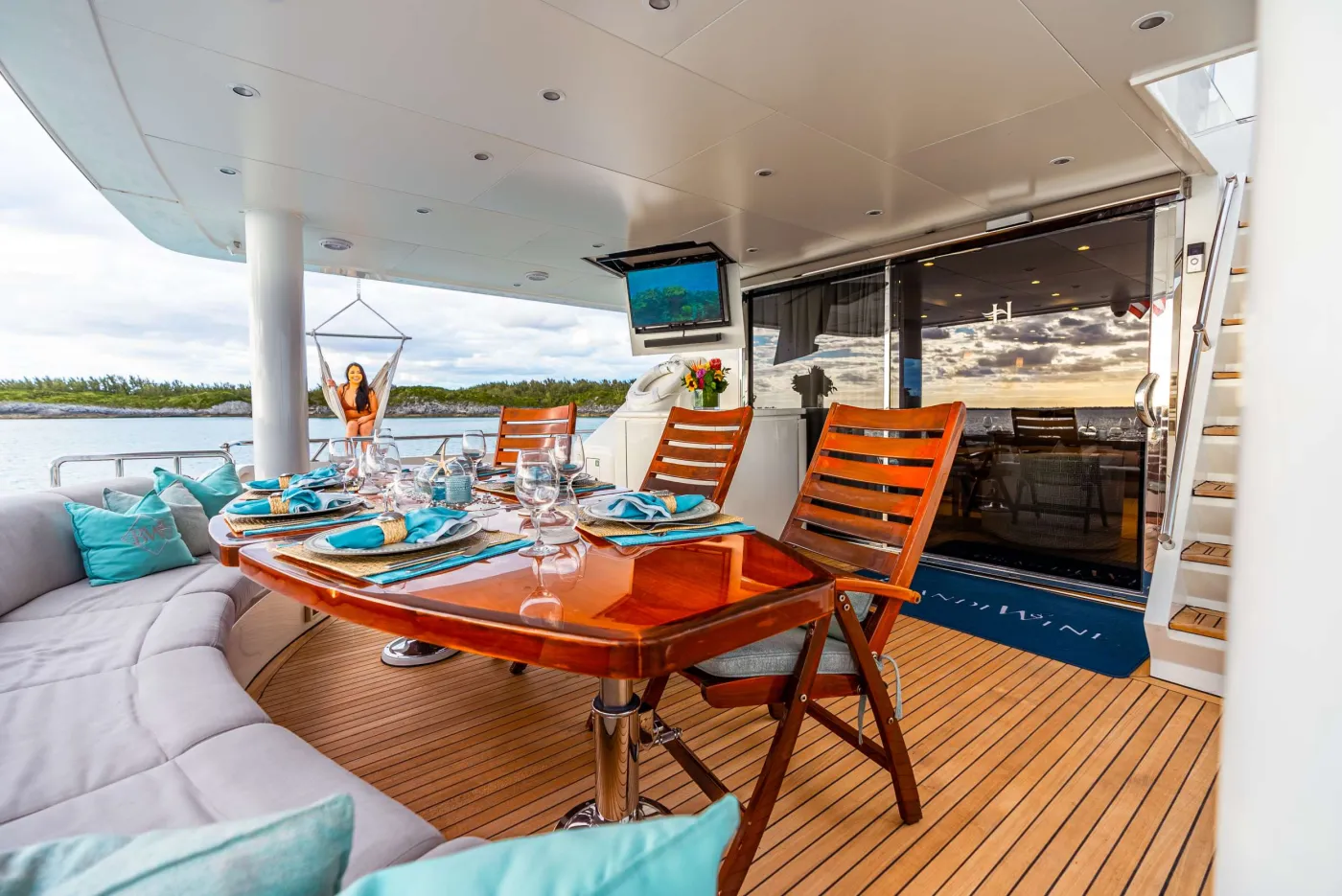 <p>Aft Deck Dining (Seats 8 Guests)</p>