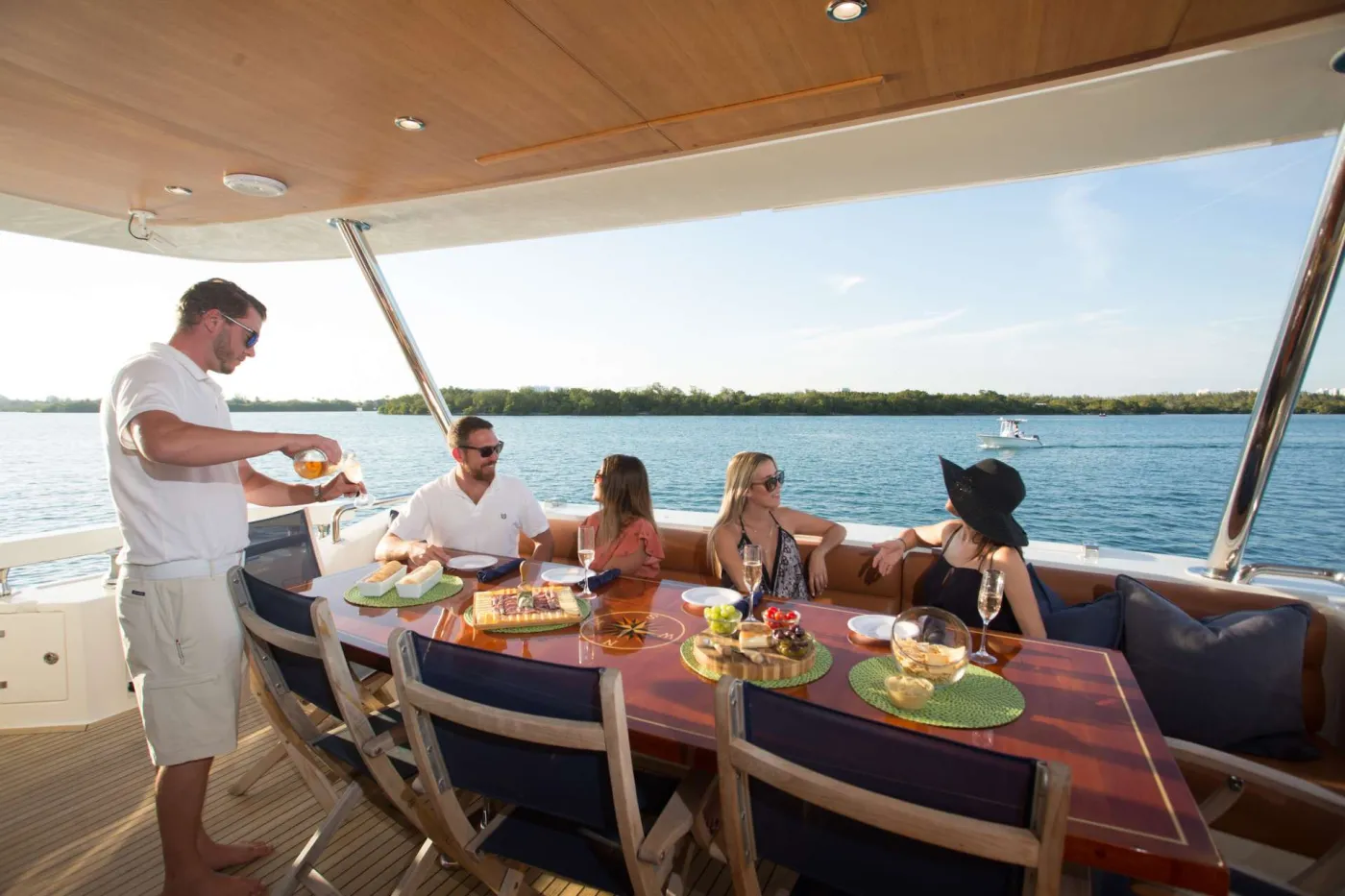 <p>Aft Deck Lounge & Dinning</p>