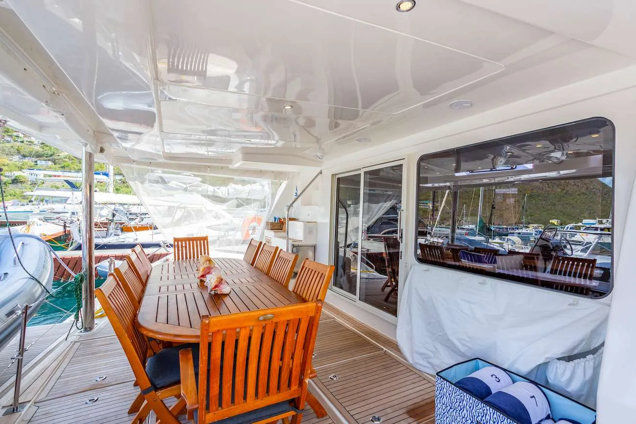 <p>Aft cockpit and alfresco dining area</p>