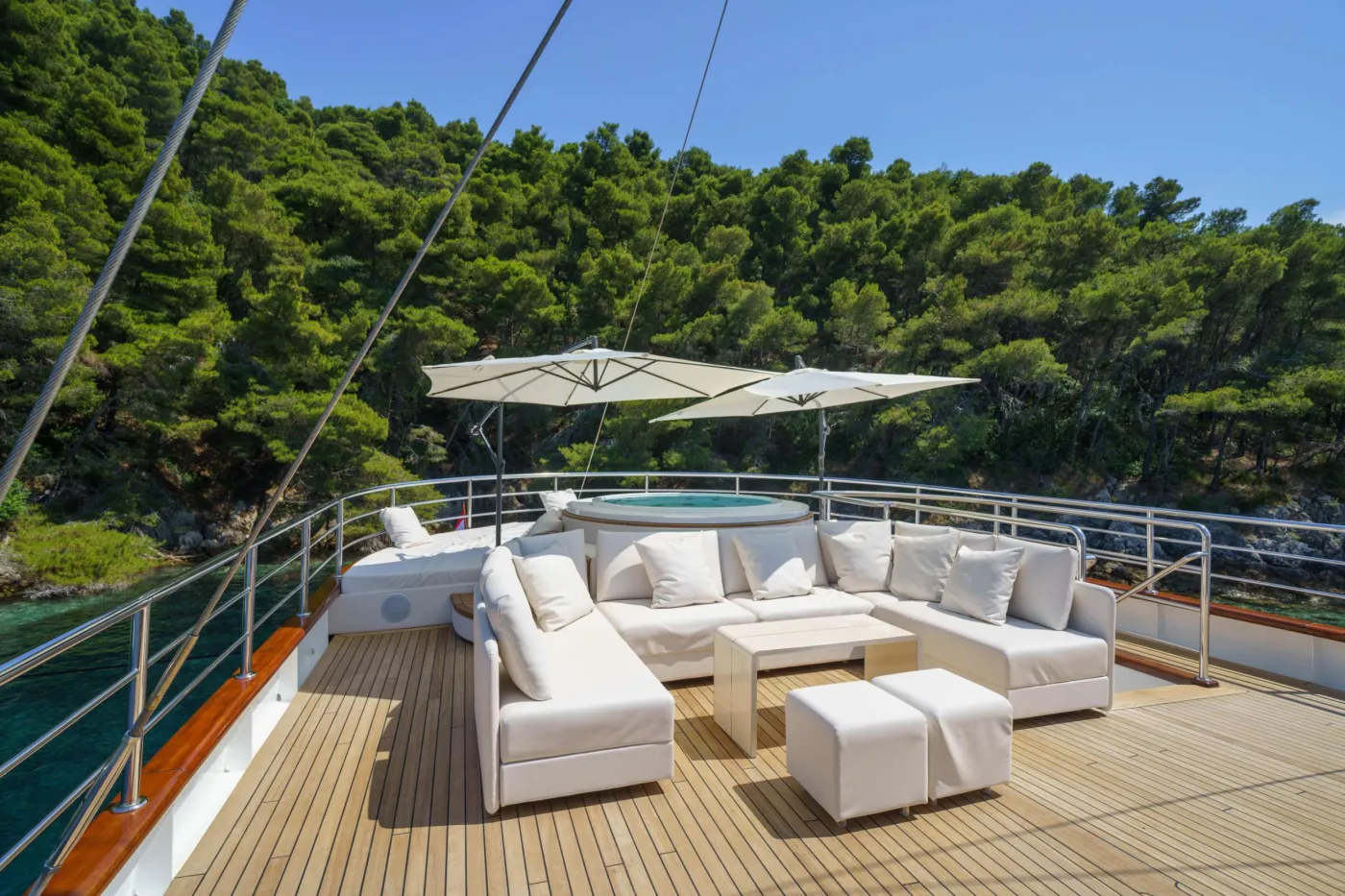 <p>Sundeck lounge</p>