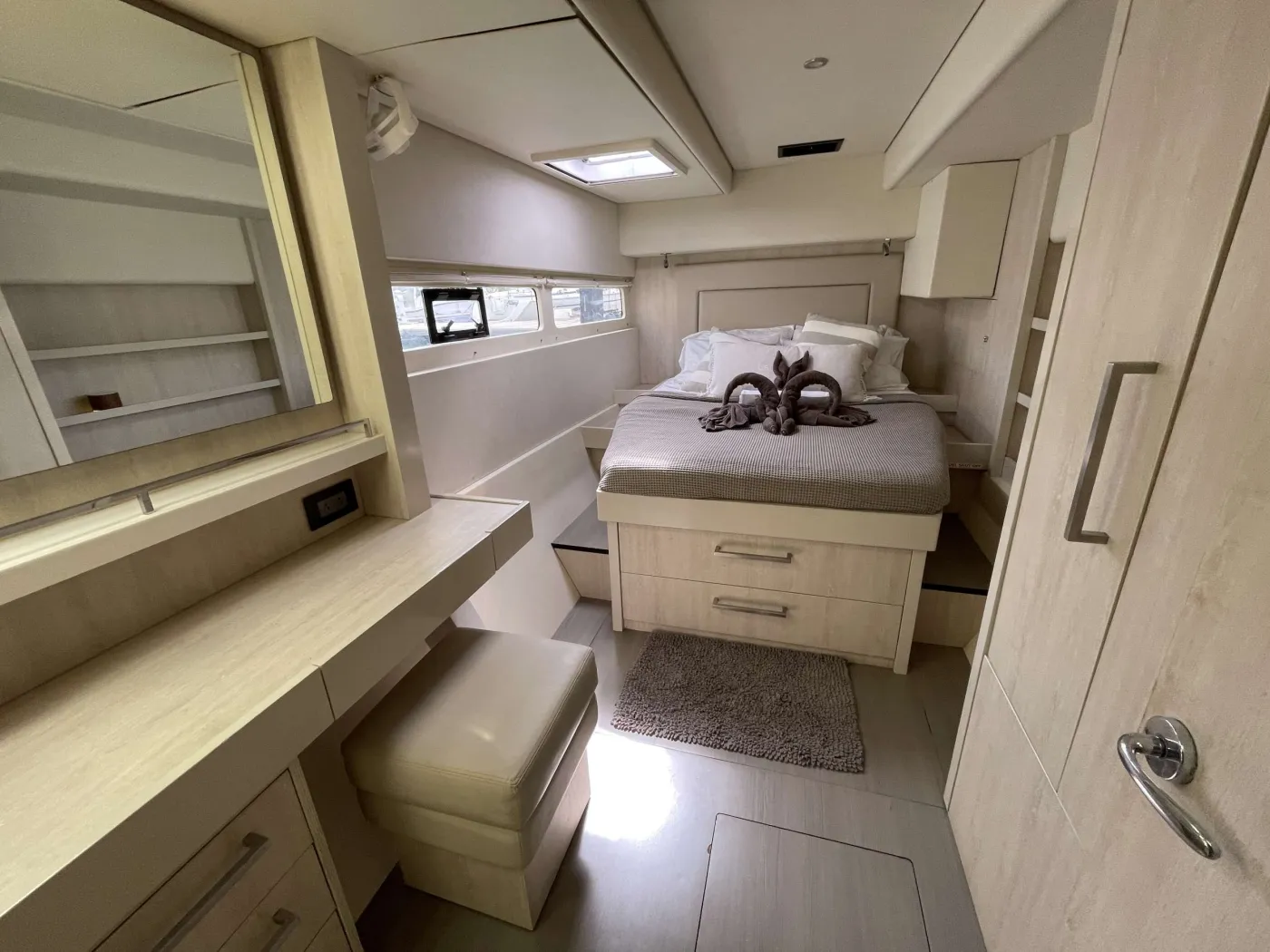 <p>Master Cabin Starboard Aft queen suite</p>