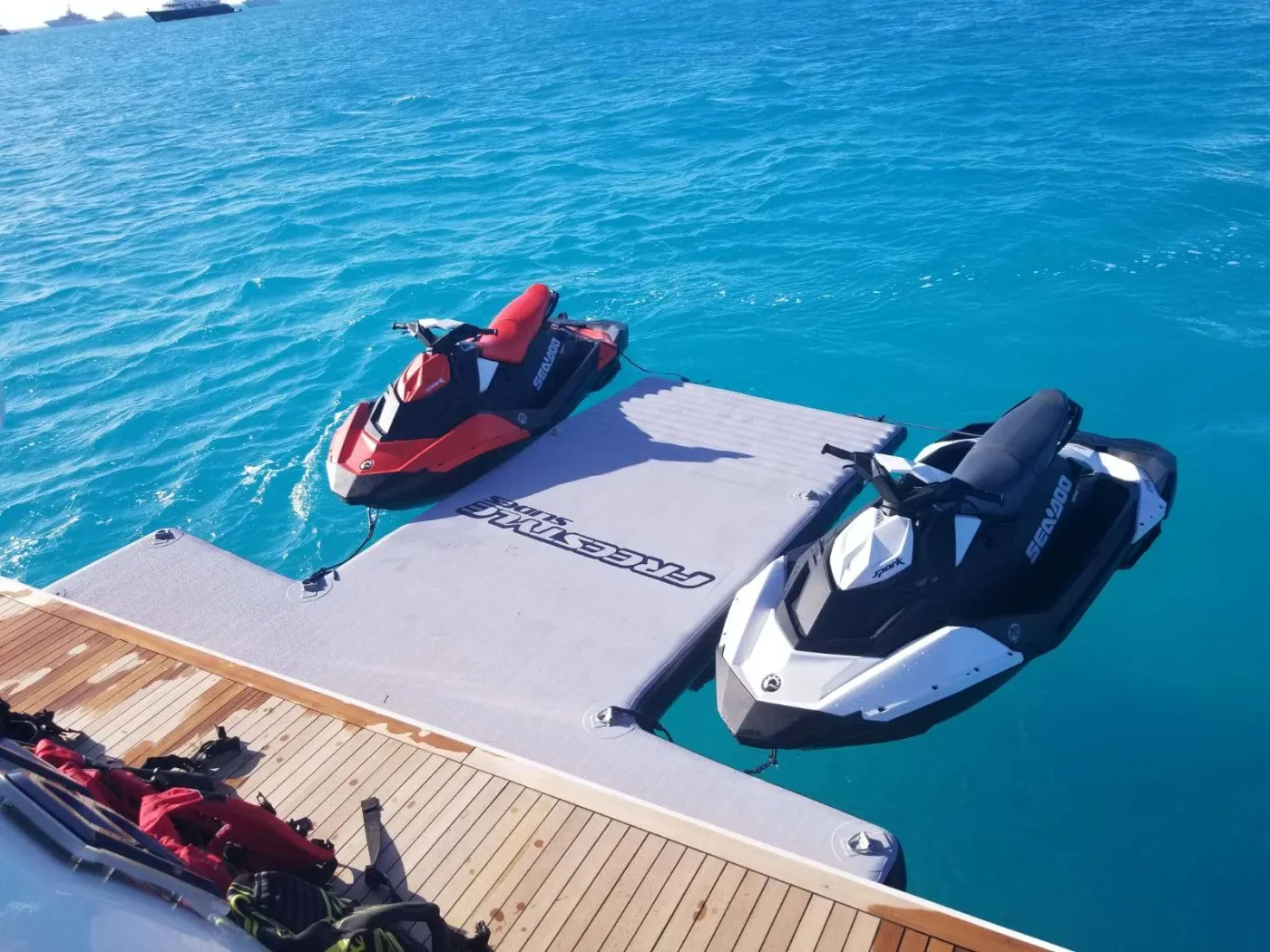 <p>2 Jetskis & Floater</p>