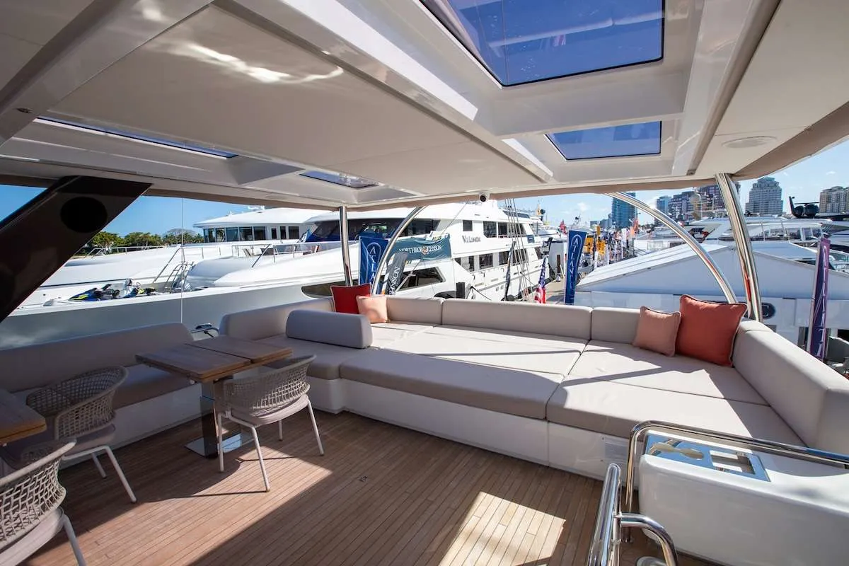 <p>Flybridge</p>