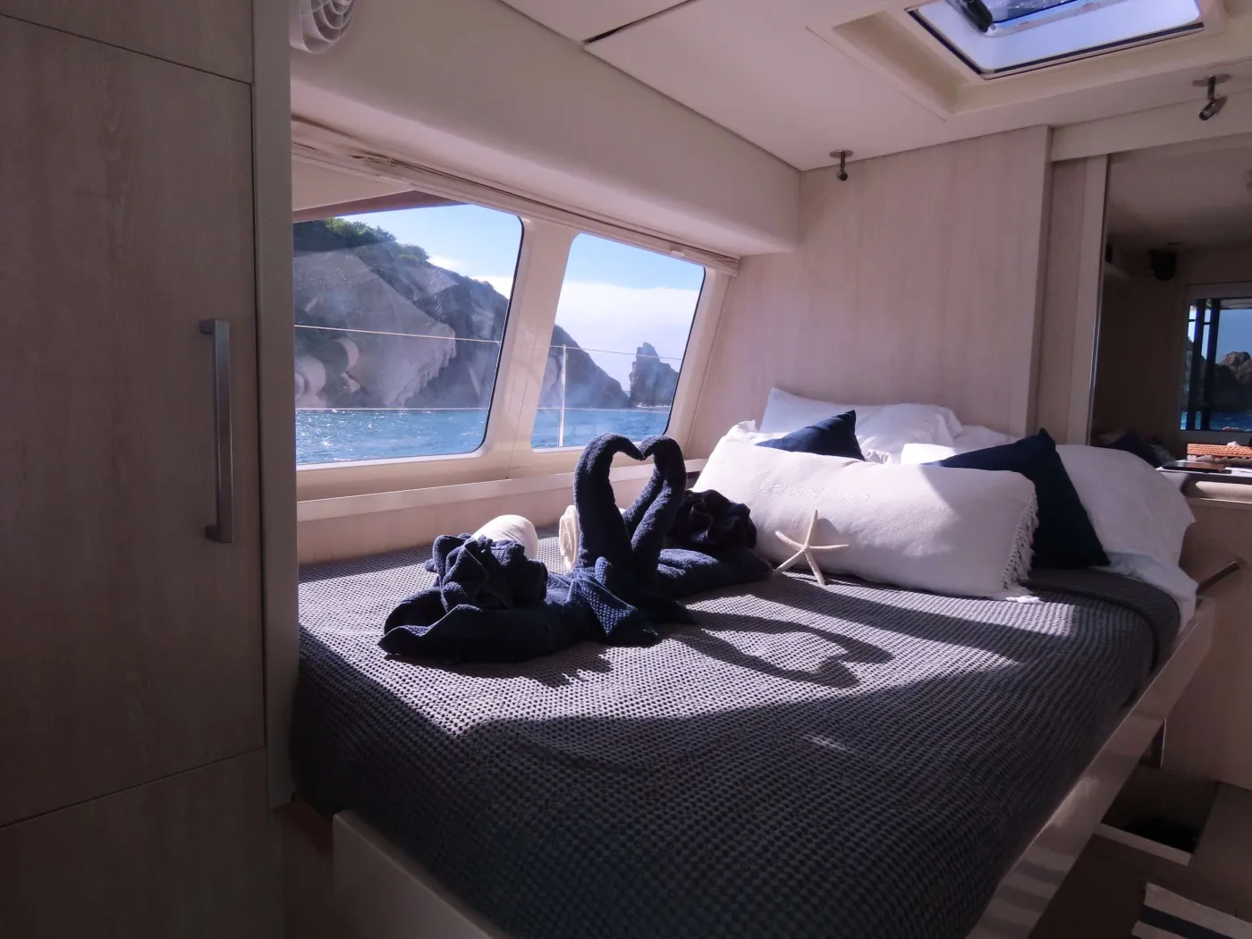 <p>Starboard main deck guest queen suite</p>