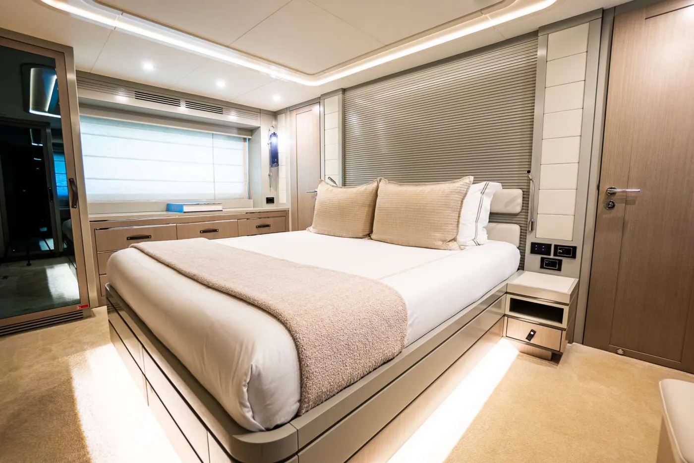 <p>Queen Primary Stateroom (Full Beam)</p>