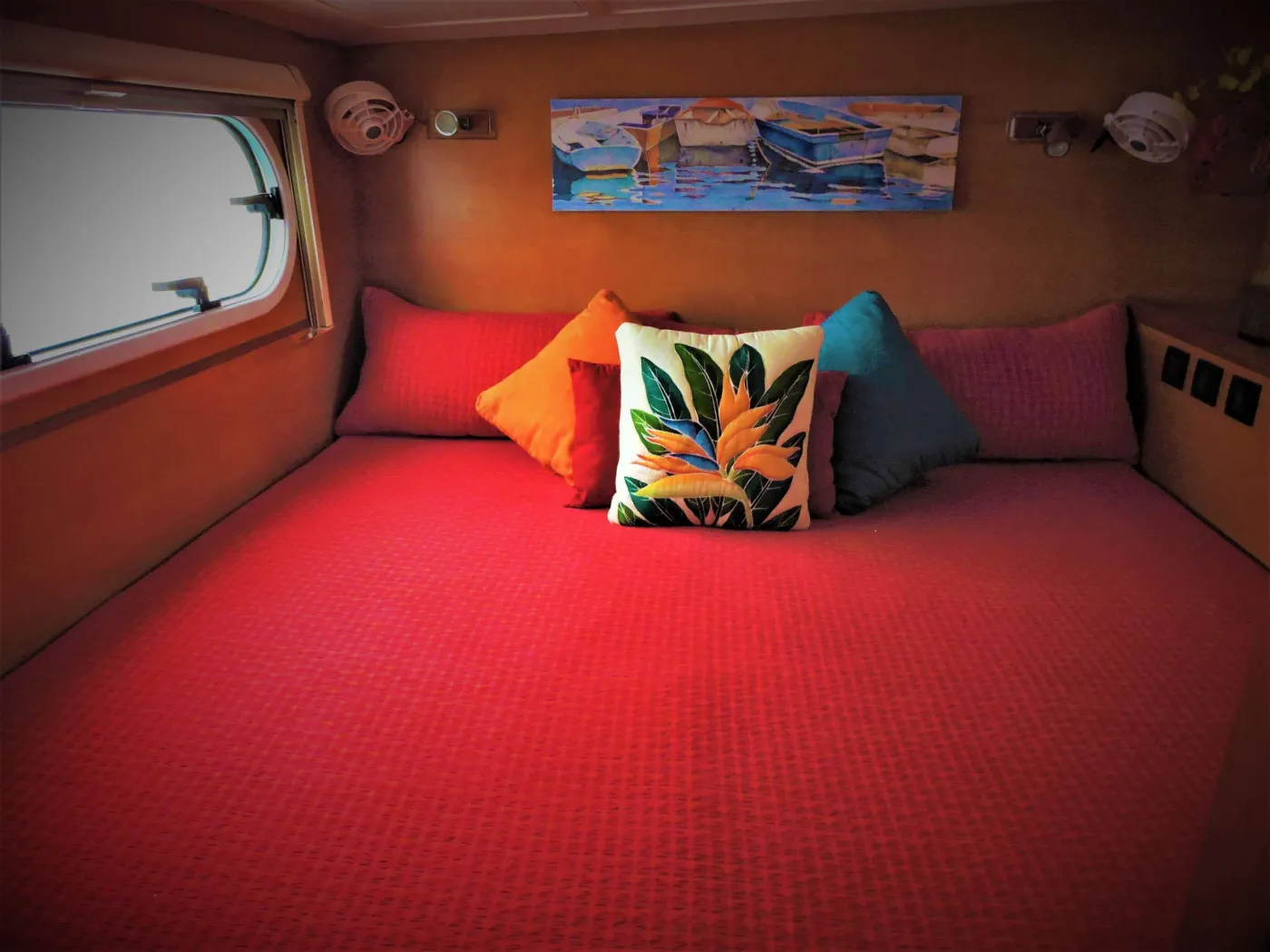 <p>GENESIS Guest King Bed</p>