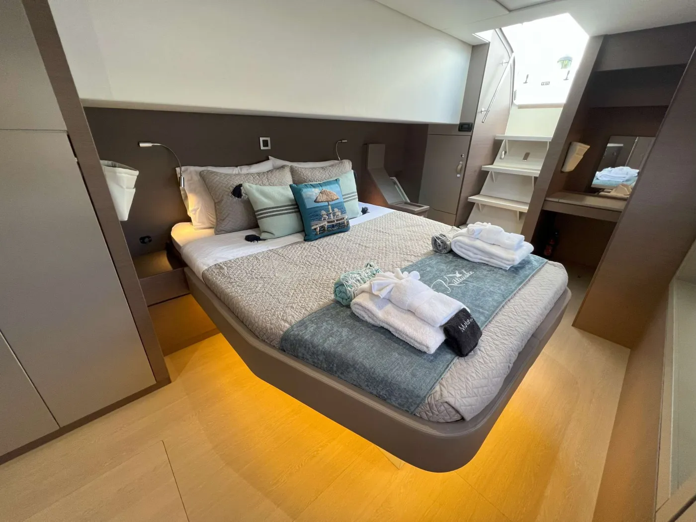 <p>VIP CABIN – ENTIRE PORT SIDE</p>