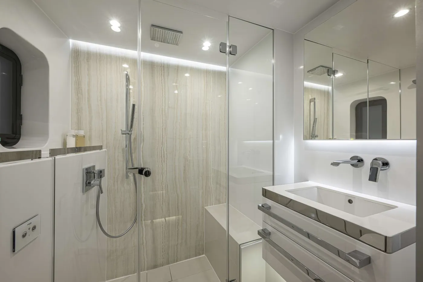 <p>Ensuite Bath</p>