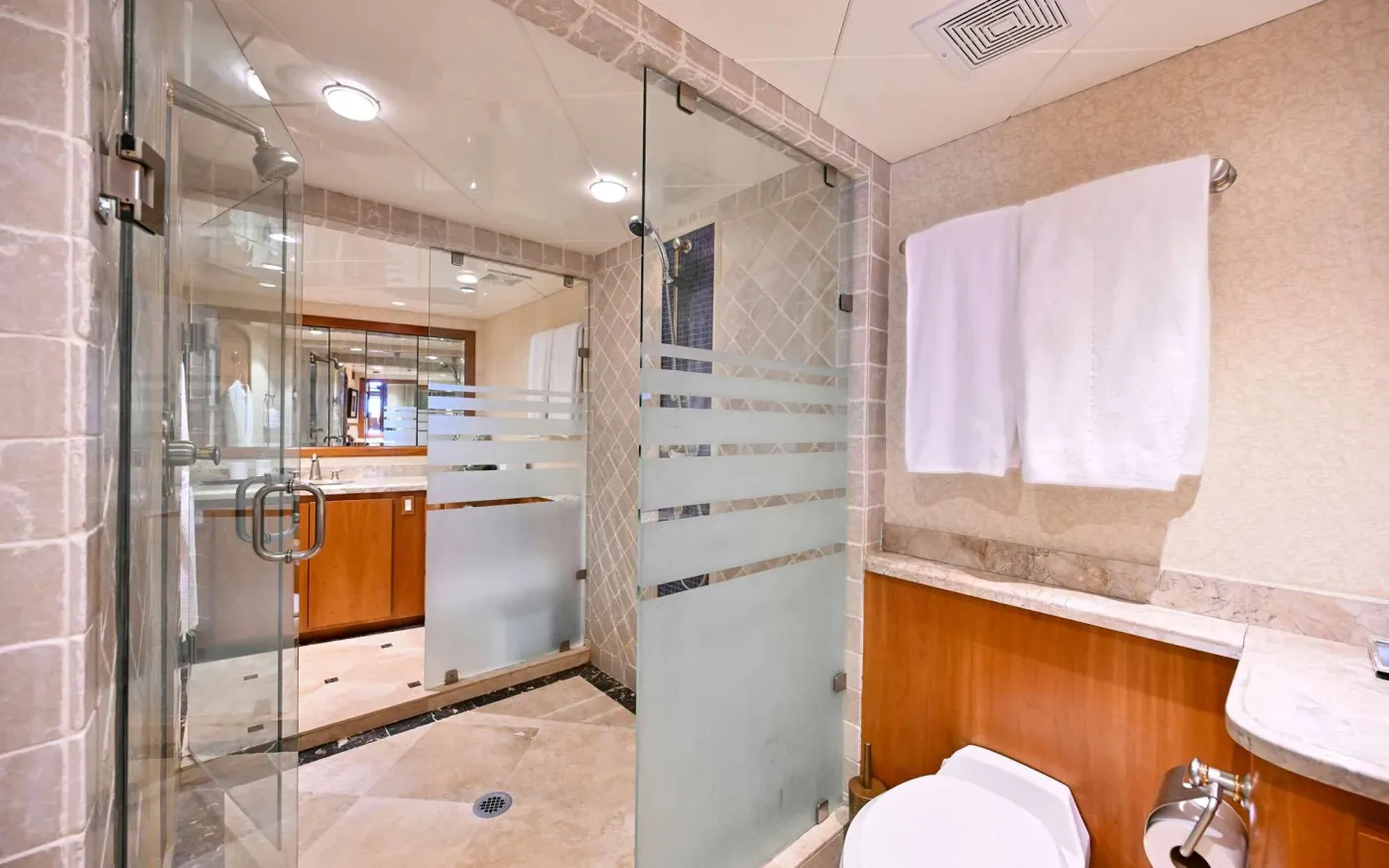 <p>Master ensuite</p>