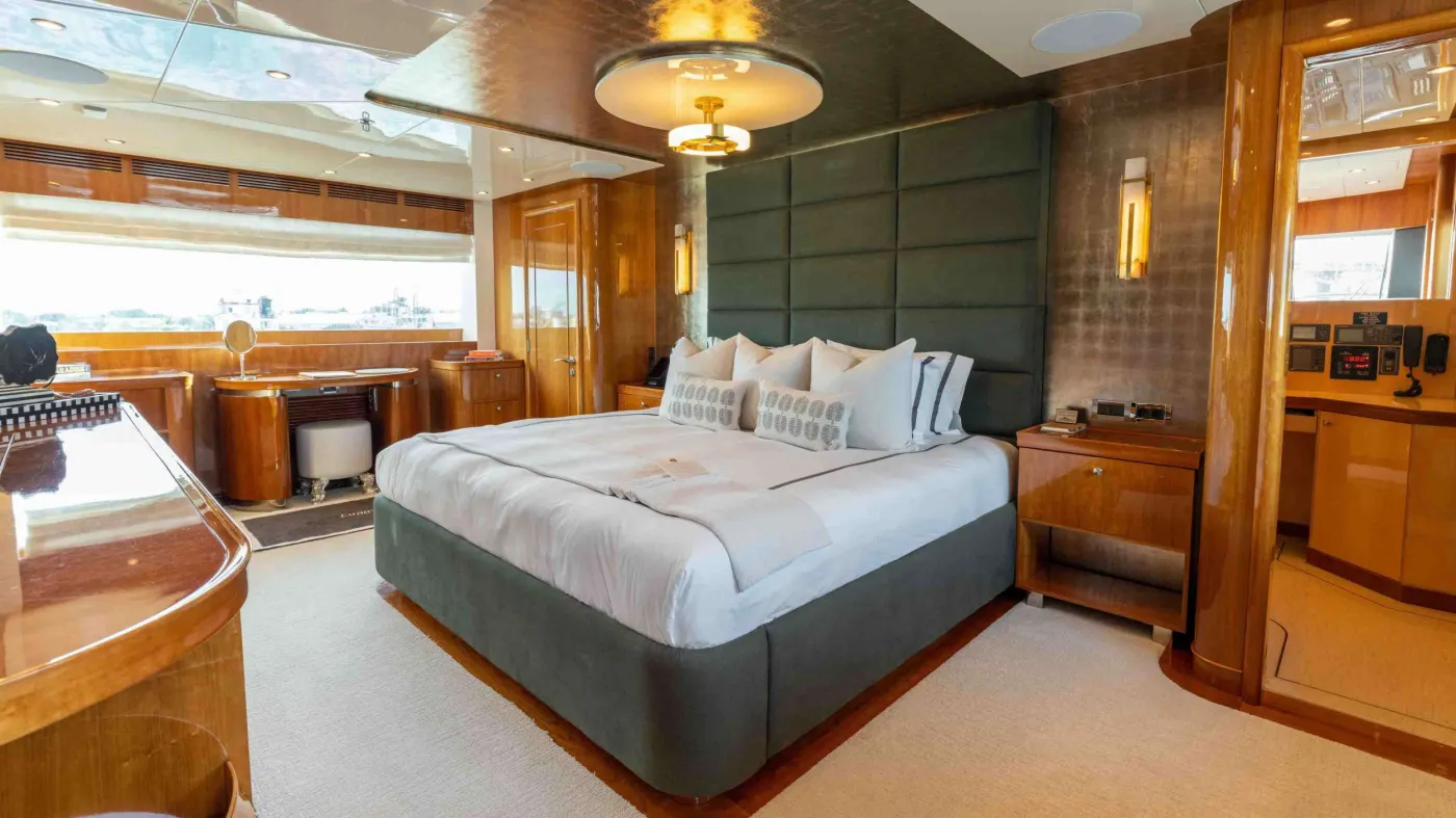 <p>Master/VIP on Bridge Deck with Shower & Jacuzzi Tub</p>