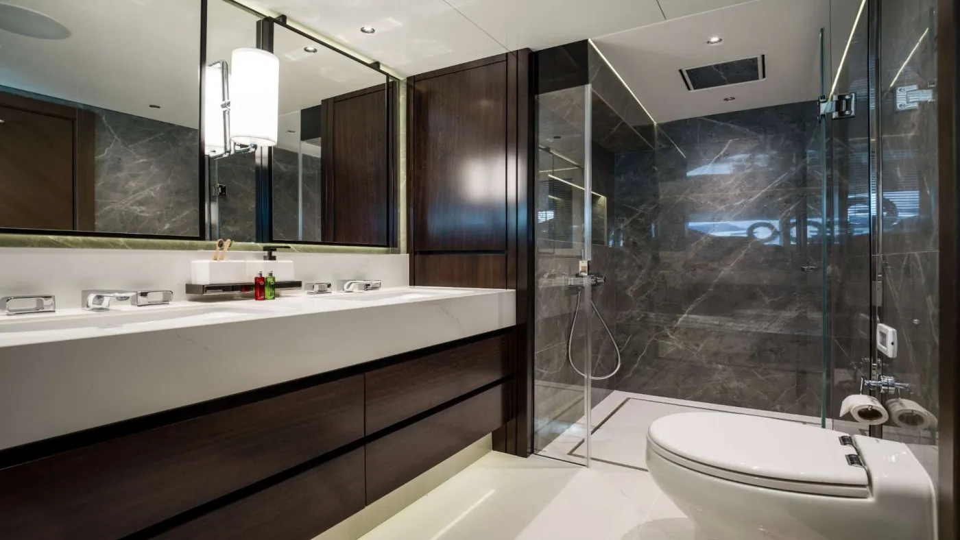 <p>Master En-suite</p>