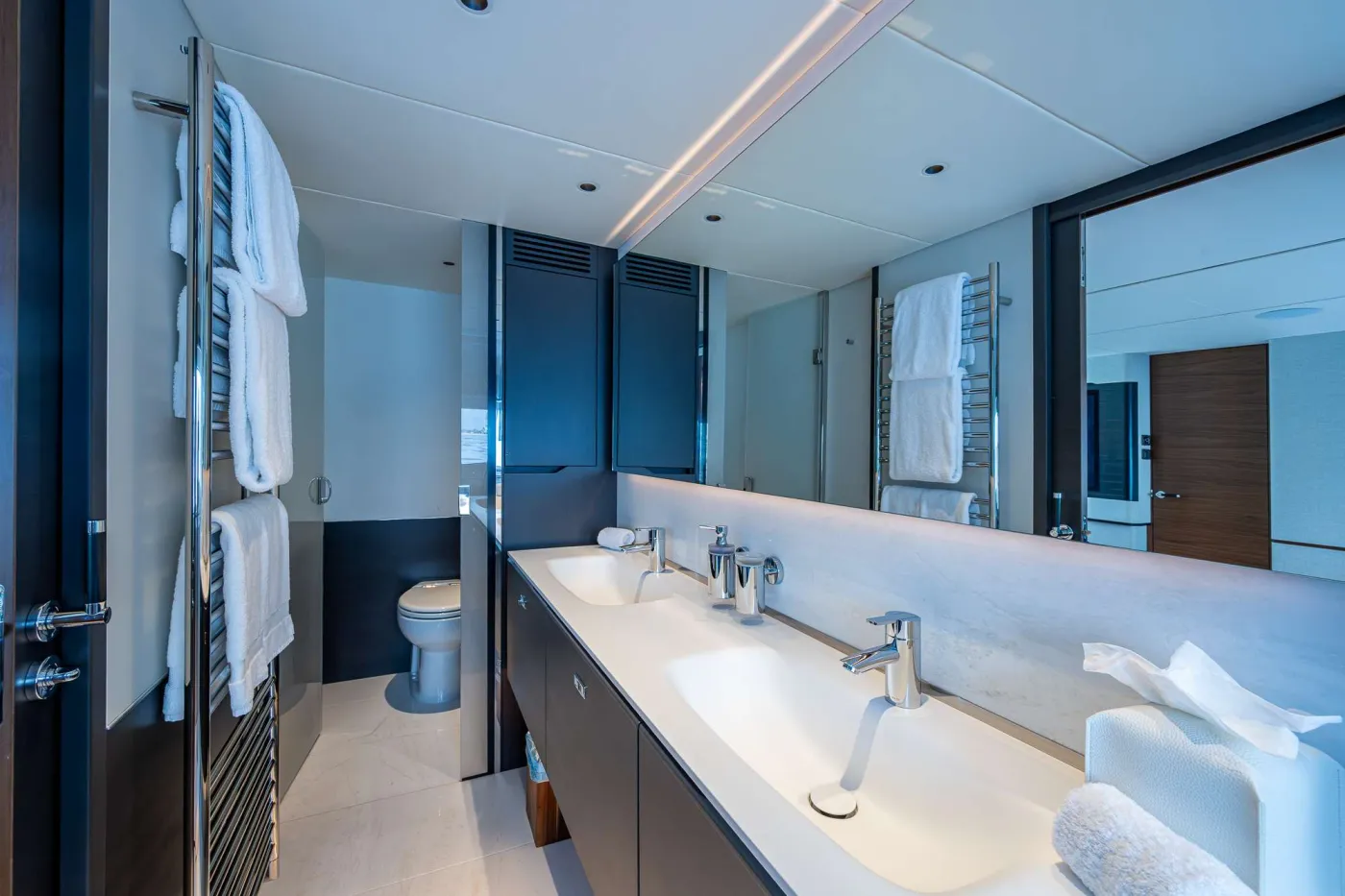 <p>Master Stateroom En-Suite</p>