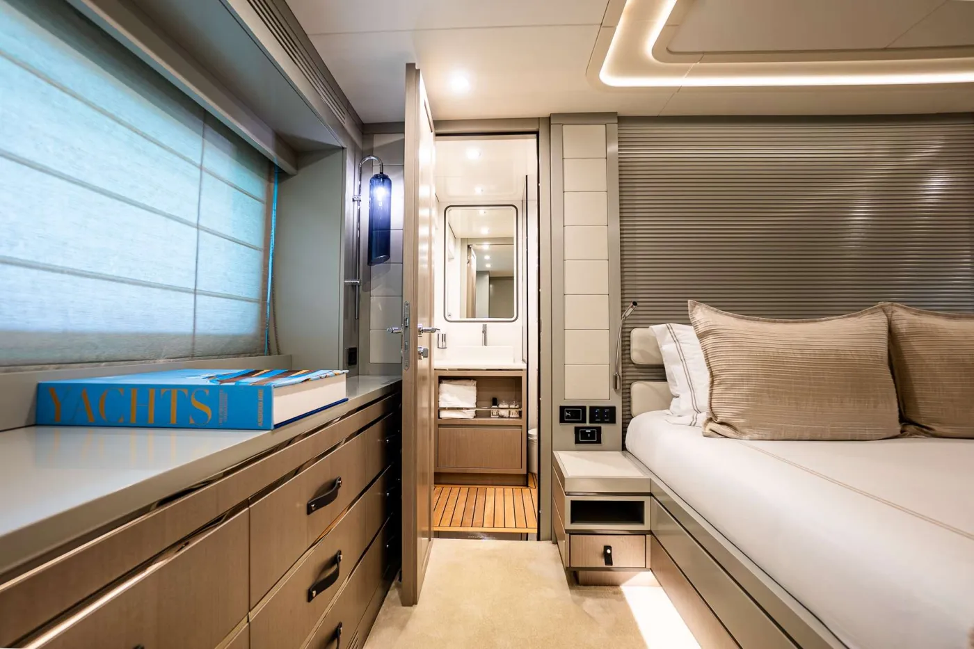 <p>Queen Primary Stateroom (Full Beam)</p>