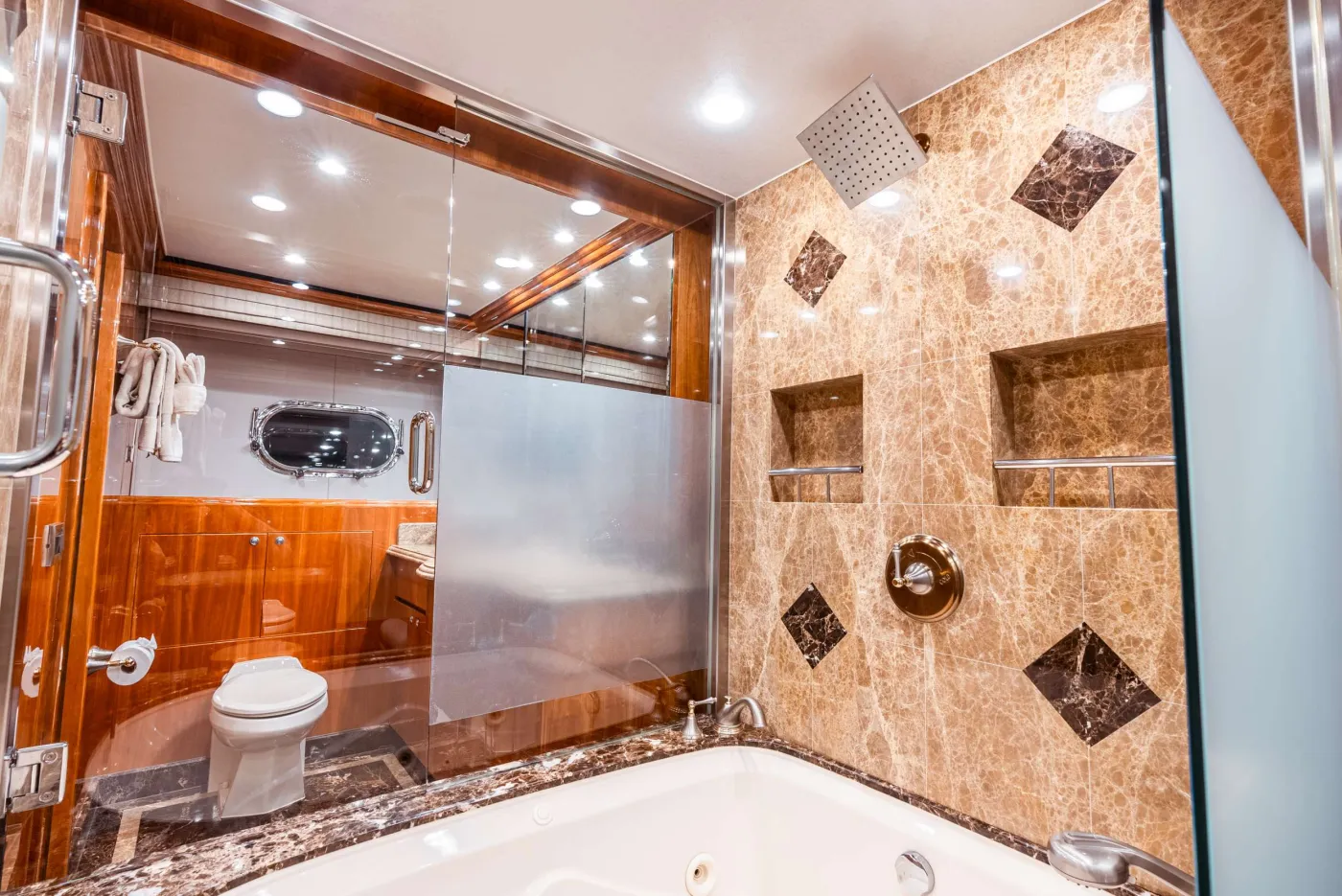 <p>Master Ensuite, his/hers</p>