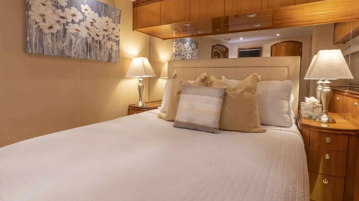 <p>Guest Stateroom</p>