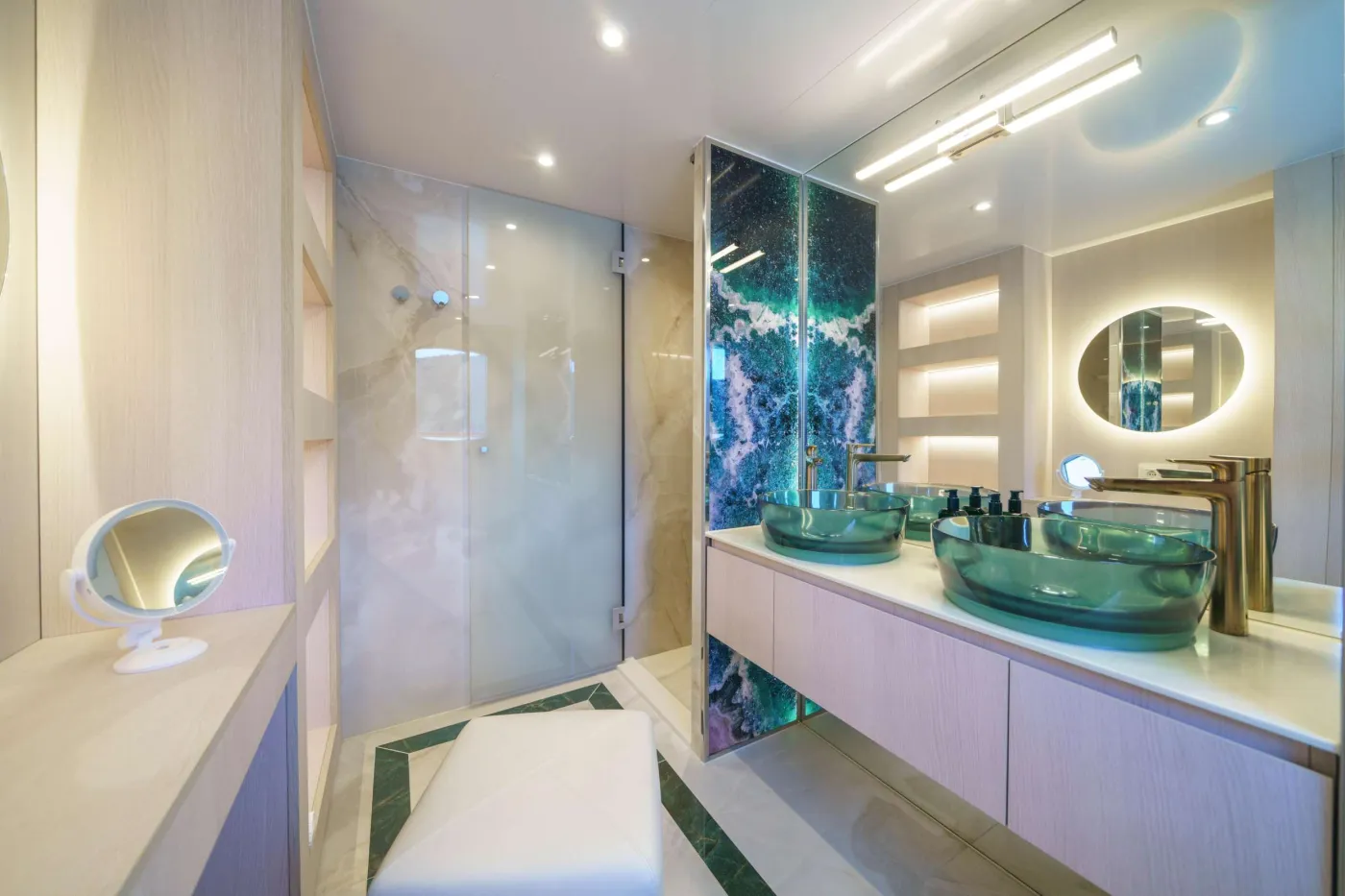 <p>Master ensuite</p>
