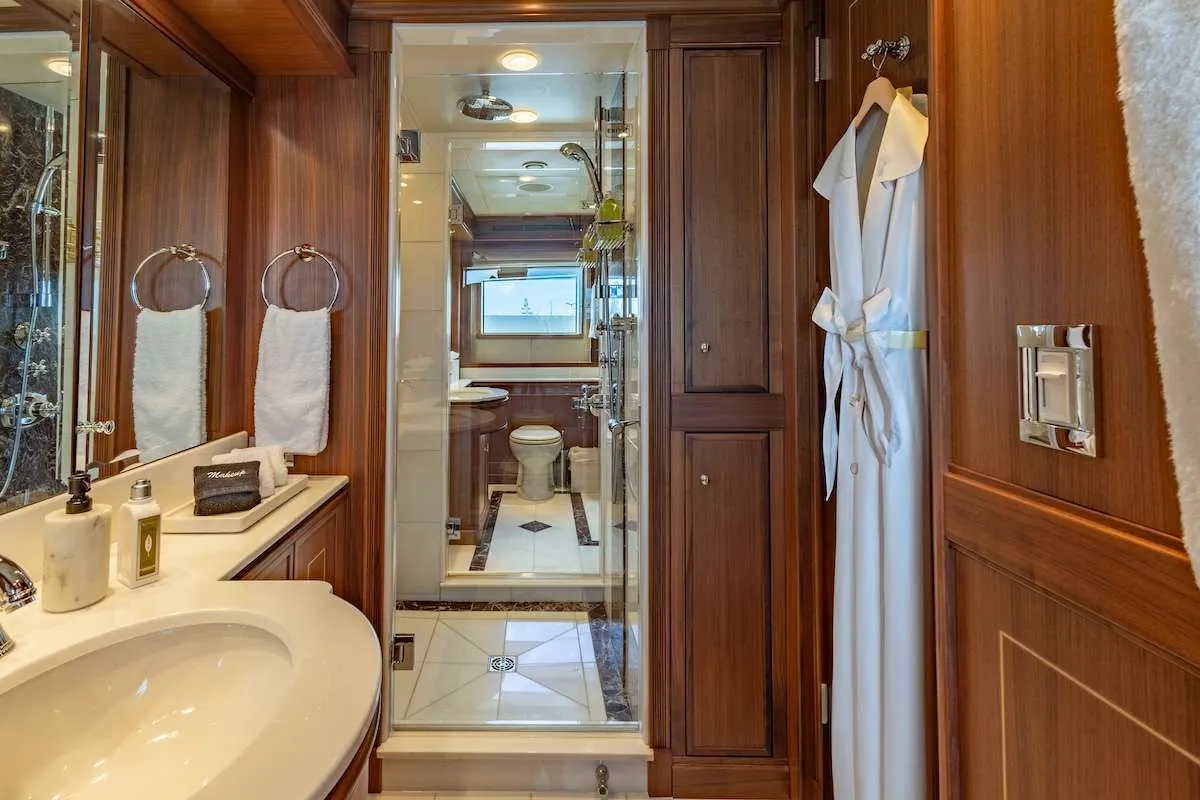 <p>Master Ensuite</p>
