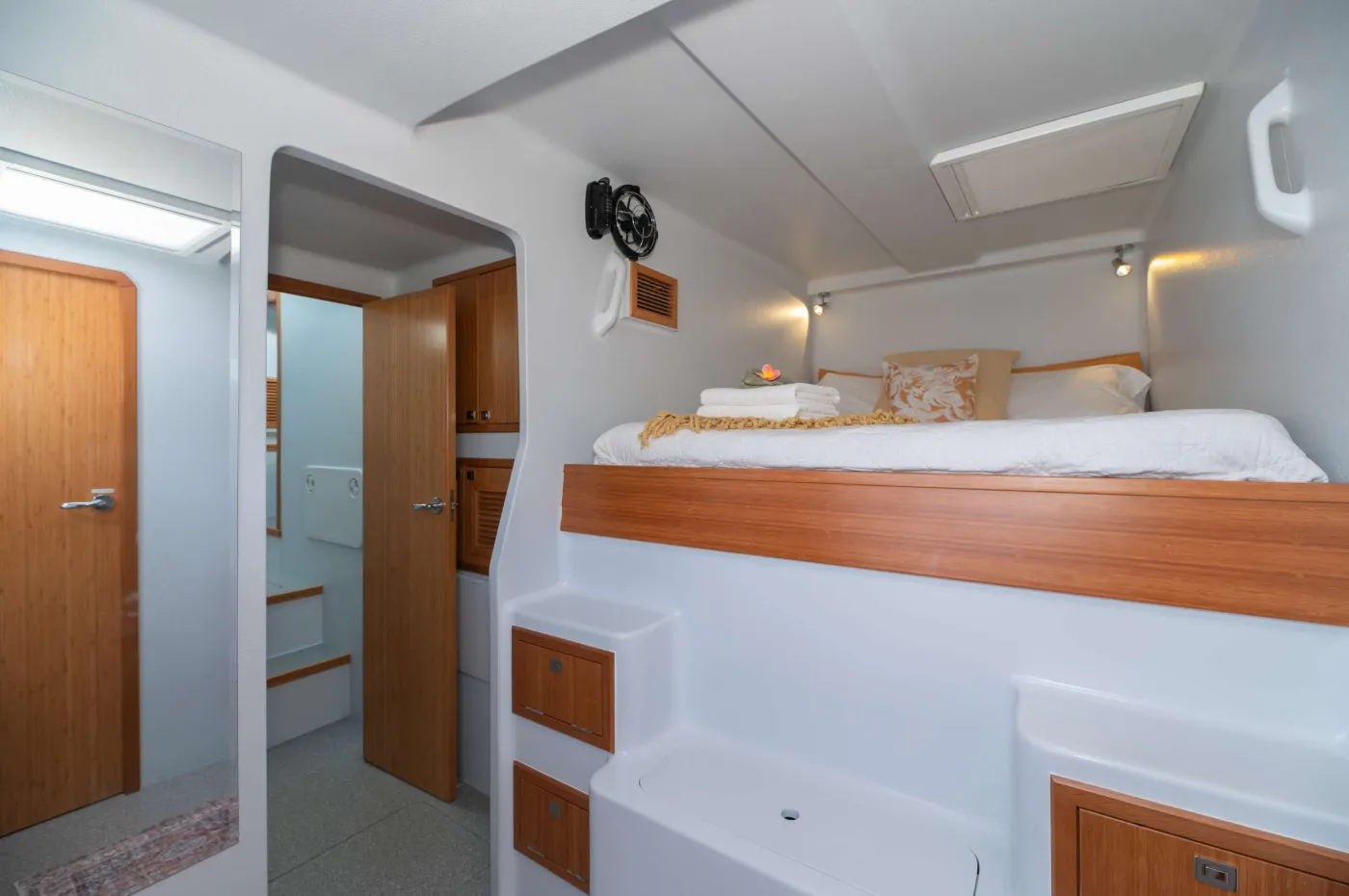 <p>Starboard mid – Queen bed</p>