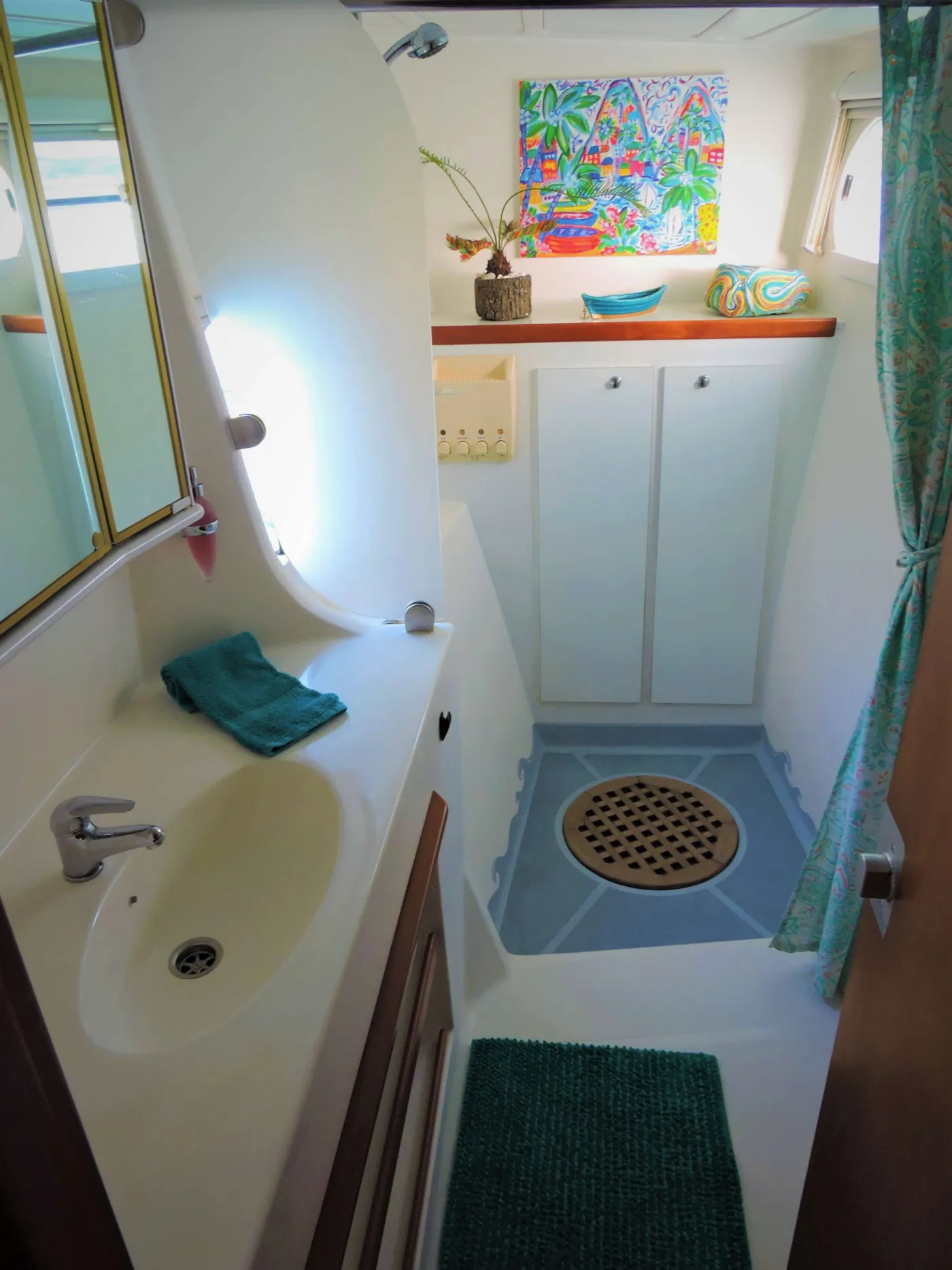 <p>GENESIS guest head & shower</p>