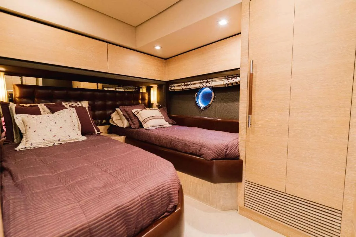 <p>King Convertible Cabin</p>