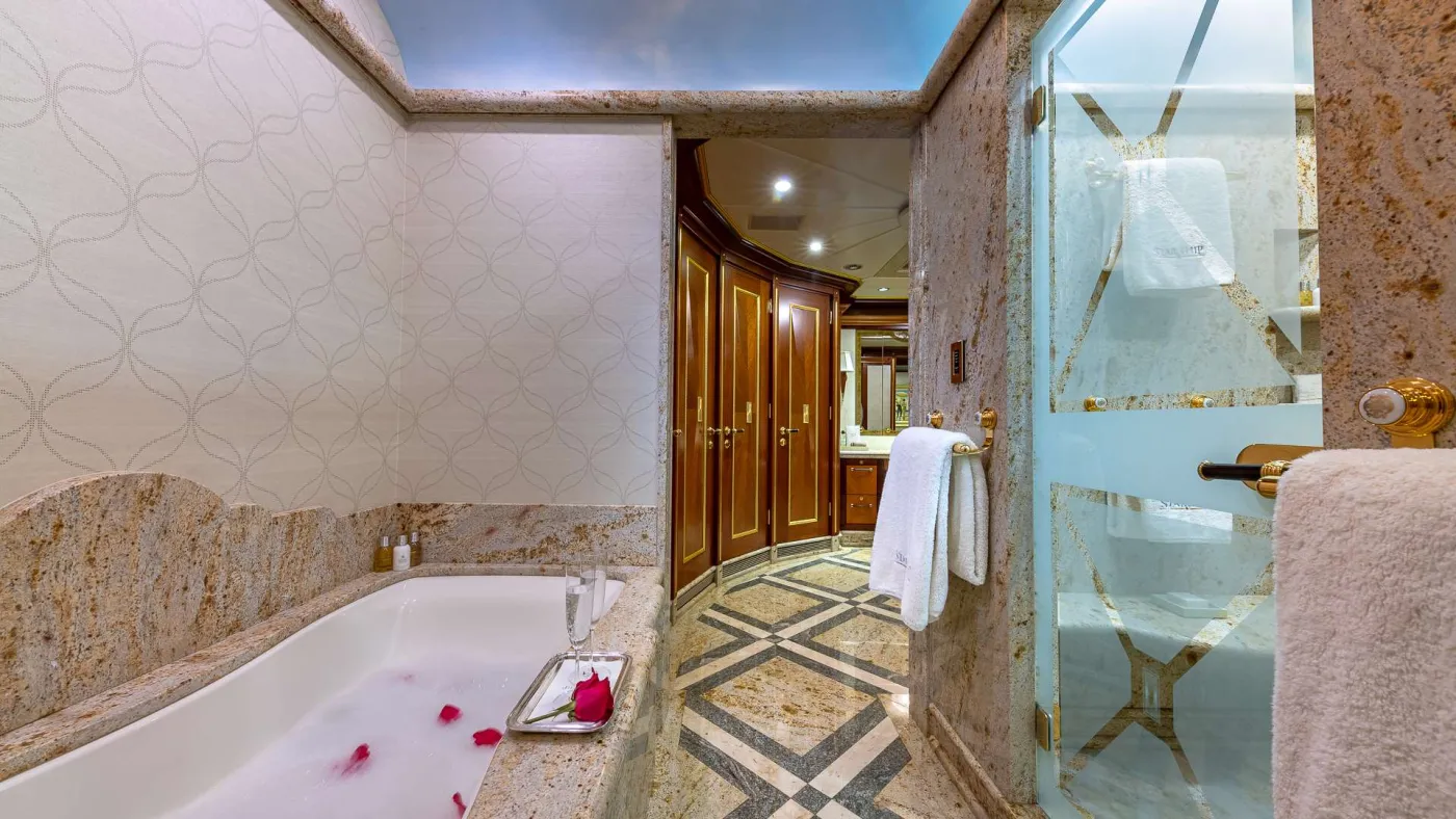 <p>Master Ensuite Jacuzzi</p>