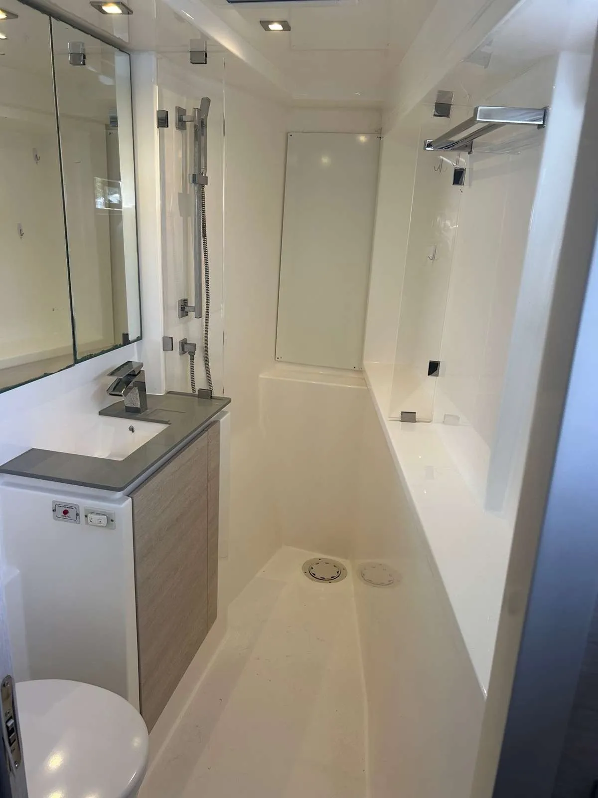 <p>Primary Ensuite</p>