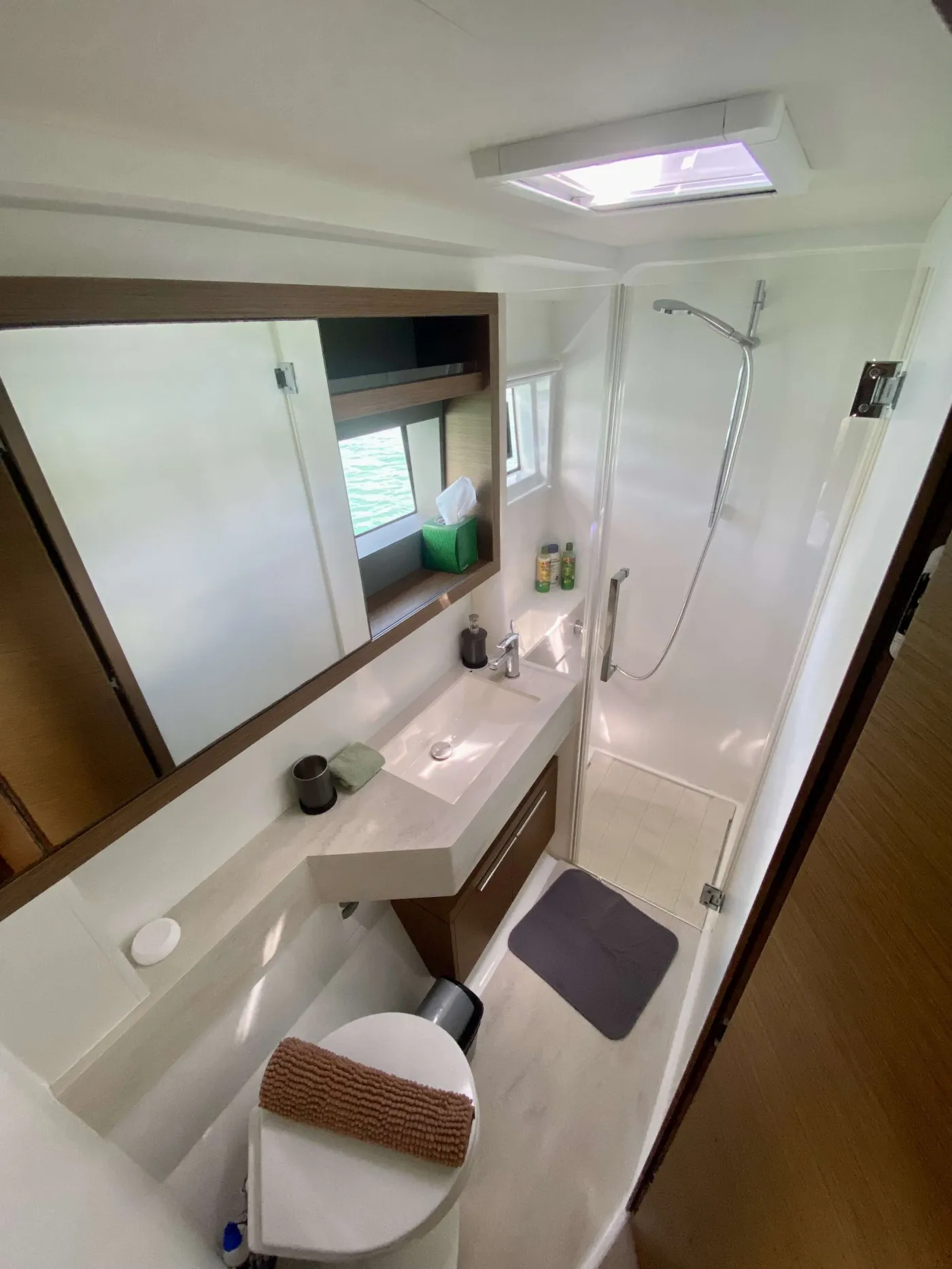 <p>Delightful bathroom on port side</p>
