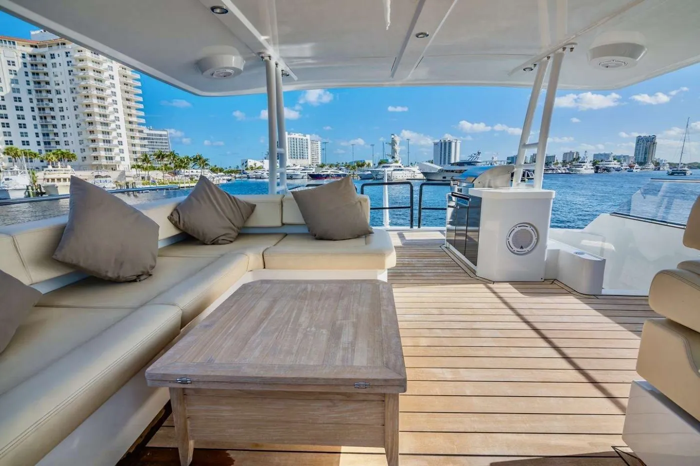 <p>Flybridge Lounge</p>