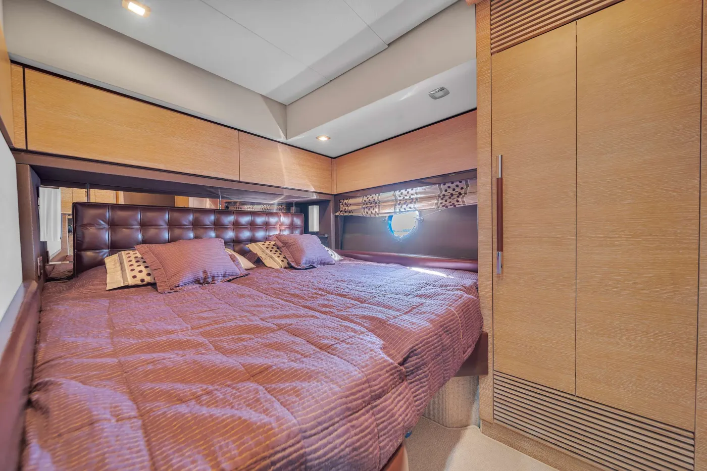 <p>King Convertible Cabin</p>