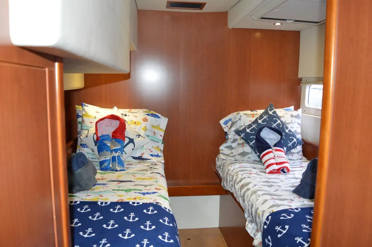 <p>Kids twin cabin, can be made into queen</p>
